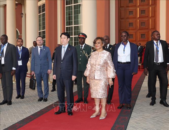 Chủ tịch Quốc hội Angola Carolina Cerqueira tiễn Chủ tịch nước Lương Cường. Ảnh: Lâm Khánh - TTXVN 