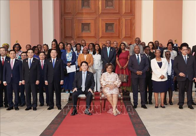 Chủ tịch nước Lương Cường với Chủ tịch Quốc hội Angola Carolina Cerqueira và các đại biểu. Ảnh: Lâm Khánh - TTXVN 