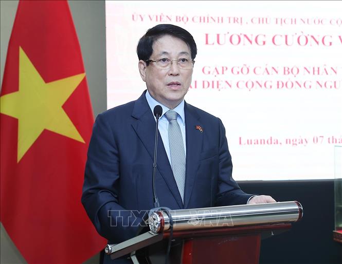 Chủ tịch nước Lương Cường nói chuyện với cán bộ, nhân viên Đại sứ quán và cộng đồng người Việt Nam tại Angola. Ảnh: Lâm Khánh - TTXVN