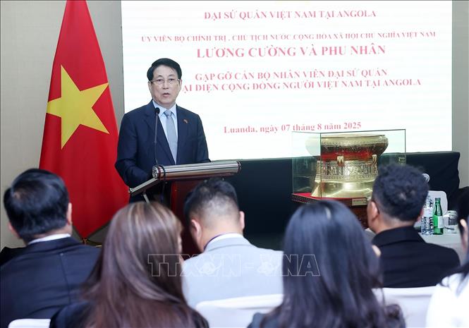 Chủ tịch nước Lương Cường nói chuyện với cán bộ, nhân viên Đại sứ quán và cộng đồng người Việt Nam tại Angola. Ảnh: Lâm Khánh - TTXVN