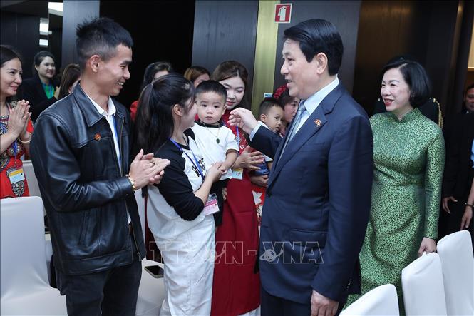 Chủ tịch nước Lương Cường và Phu nhân với đại diện cộng đồng người Việt Nam tại Angola. Ảnh: Lâm Khánh - TTXVN