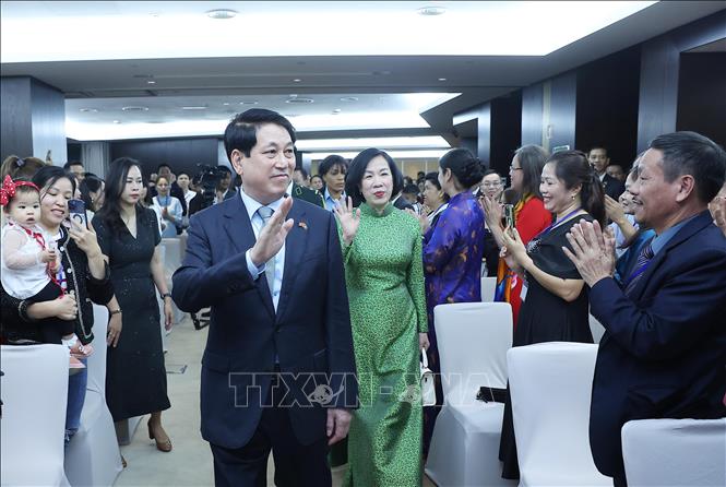 Chủ tịch nước Lương Cường và Phu nhân dự buổi gặp cán bộ, nhân viên Đại sứ quán và cộng đồng người Việt Nam tại Angola. Ảnh: Lâm Khánh - TTXVN
