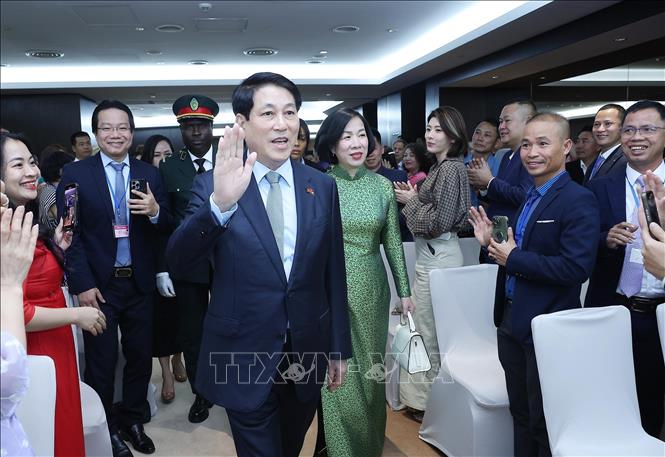 Chủ tịch nước Lương Cường và Phu nhân dự buổi gặp cán bộ, nhân viên Đại sứ quán và cộng đồng người Việt Nam tại Angola. Ảnh: Lâm Khánh - TTXVN