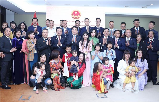 Chủ tịch nước Lương Cường, Phu nhân và các đại biểu với cán bộ, nhân viên Đại sứ quán và đại diện cộng đồng người Việt Nam tại Angola. Ảnh: Lâm Khánh - TTXVN