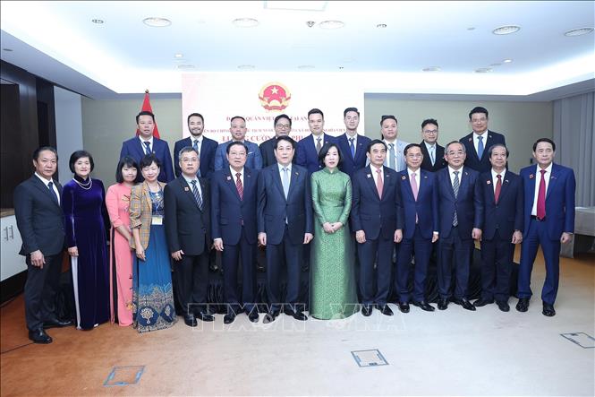 Chủ tịch nước Lương Cường, Phu nhân và các đại biểu với cán bộ, nhân viên Đại sứ quán Việt Nam tại Angola. Ảnh: Lâm Khánh - TTXVN