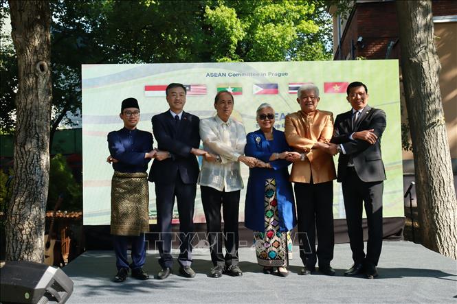 Đại sứ các nước ASEAN chụp ảnh lưu niệm tại sự kiện. Ảnh: Việt Dũng- P/v TTXVN tại Séc 