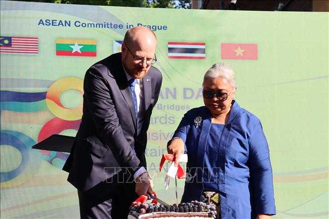 Đại sứ Indonesia tại Cộng hòa Séc, bà Rina P. Soen, kiêm Chủ tịch Ủy ban ASEAN tại Praha và Thứ trưởng Bộ Ngoại giao Cộng hòa Séc, ông Eduard Hulicius cắt bánh khai mạc sự kiện. Ảnh: Việt Dũng- P/v TTXVN tại Séc 