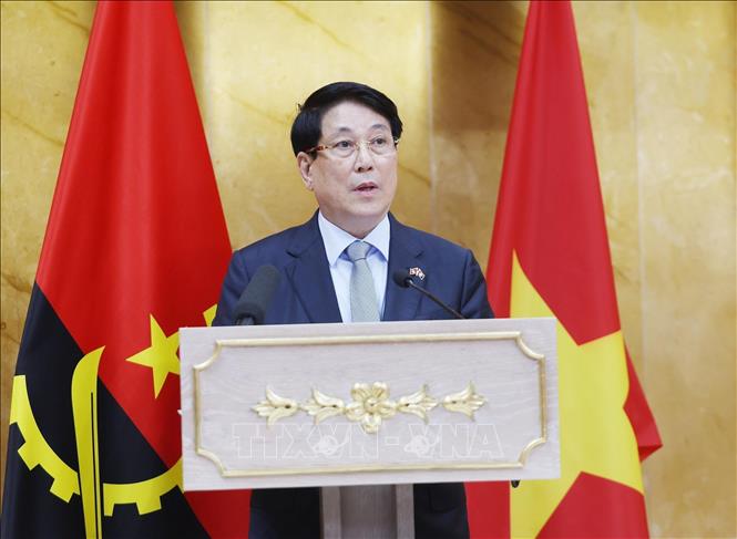President Luong Cuong delivers a keynote policy address at a special plenary session of the Angolan National Assembly. VNA Photo: Lâm Khánh
