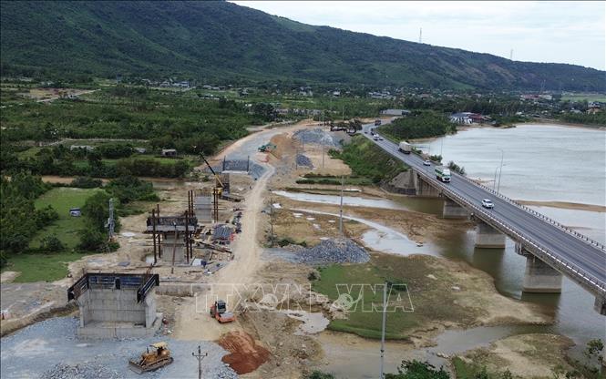 Nhà thầu tận dụng thời tiết thuận thuận lợi tập trung nhân lực, thiết bị máy móc thi công cầu và đường dẫn vào hầm phía Bắc. Ảnh: Quốc Khánh - TTXVN