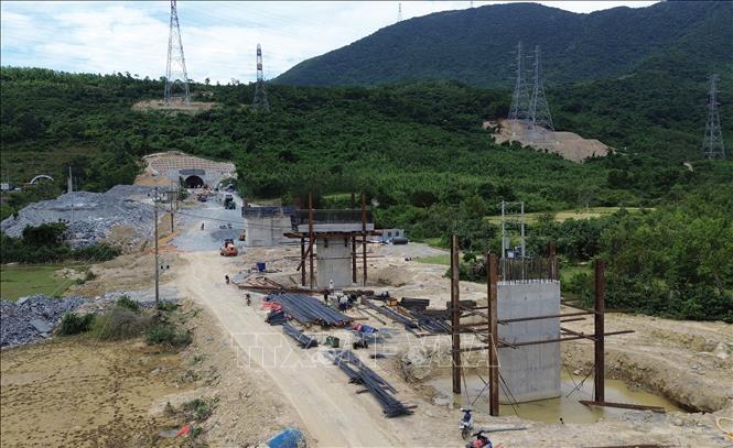 Nhà thầu tận dụng thời tiết thuận thuận lợi tập trung nhân lực, thiết bị máy móc thi công cầu và đường dẫn vào hầm, phía Bắc. Ảnh: Quốc Khánh - TTXVN