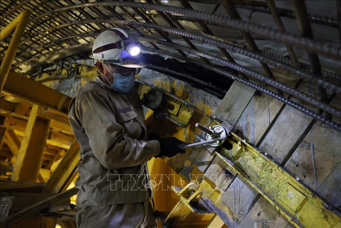 Công nhân đang thi công lắp vỏ hầm Đèo Ngang mở rộng. Ảnh: Quốc Khánh - TTXVN