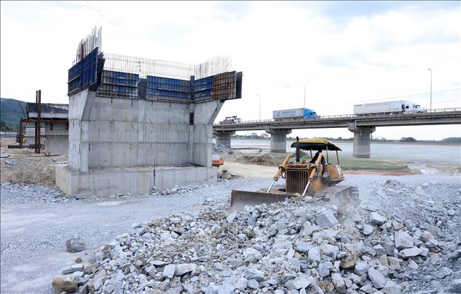 Công nhân triển khai thi công trụ cầu đường dẫn vào hầm phía Bắc. Ảnh: Quốc Khánh - TTXVN