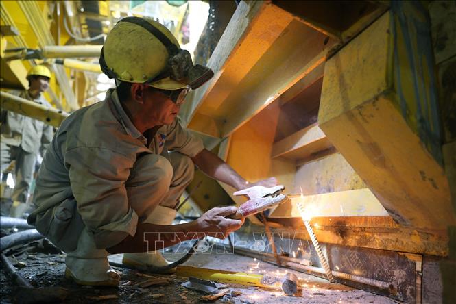 Công nhân đang thi công lắp vỏ hầm Đèo Ngang mở rộng. Ảnh: Quốc Khánh - TTXVN
