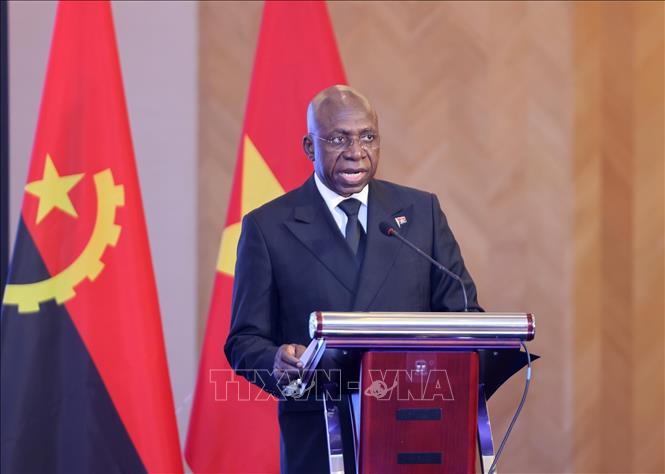 Angolan Minister of External Relations Tete Antonio addresses the event. VNA Photo: Lâm Khánh