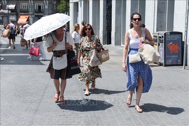 Theo các nhà khoa học của Liên minh châu Âu (EU), tháng 7/2025 đã trở thành tháng 7 nóng thứ ba từng được ghi nhận trên Trái Đất. Dù không phá vỡ các kỷ lục toàn cầu về nhiệt độ như 2 năm trước, nhưng tháng 7 năm nay tiếp tục kéo dài chuỗi thời tiết cực đoan - một hệ quả không thể chối cãi của biến đổi khí hậu do con người gây ra. Ảnh: THX/TTXVN