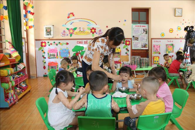 Bữa ăn bán trú của trẻ mẫu giáo trường Mầm non Lý Nam Đế (xã Hồng Minh, tỉnh Hưng Yên). Ảnh: Thu Hoài - TTXVN