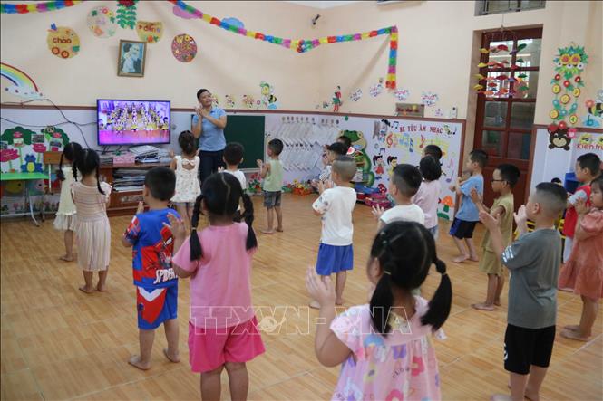 Hoạt động học tập của cô và trò trường Mầm non Lý Nam Đế (xã Hồng Minh, tỉnh Hưng Yên). Ảnh: Thu Hoài - TTXVN