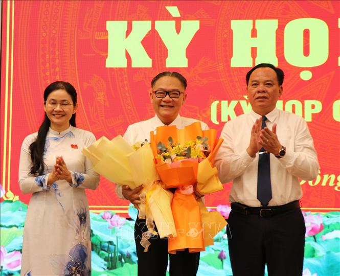 Phó Bí thư Thường trực Tỉnh ủy, Chủ tịch HĐND tỉnh Tôn Ngọc Hạnh và Chủ tịch UBND tỉnh Võ Tấn Đức chúc mừng ông Nguyễn Kim Long được bầu giữ chức Phó Chủ tịch UBND tỉnh. Ảnh: Sỹ Tuyên - TTXVN