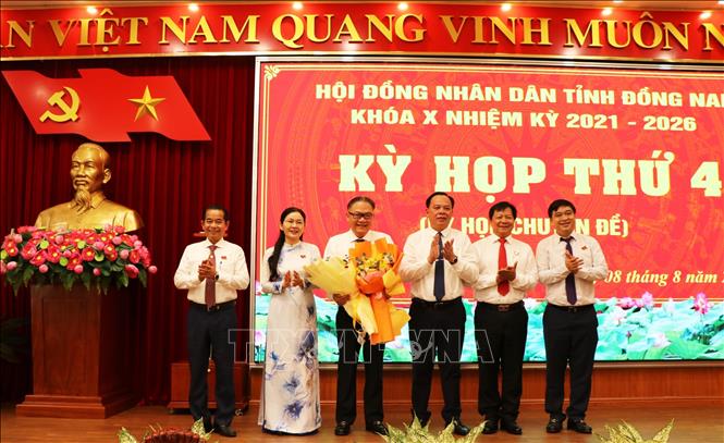 Lãnh đạo tỉnh Đồng Nai chúc mừng ông Nguyễn Kim Long được bầu giữ chức Phó Chủ tịch UBND tỉnh. Ảnh: Sỹ Tuyên - TTXVN