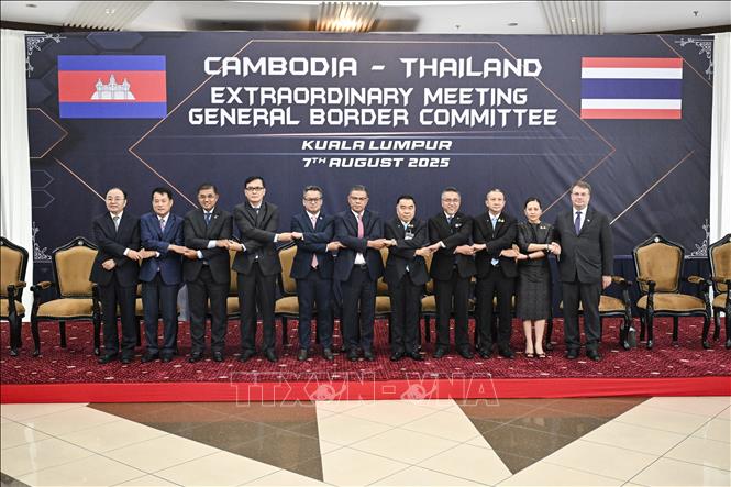 Trong cuộc họp đặc biệt của Ủy ban Biên giới chung diễn ra ngày 7/8/2025 tại Kuala Lumpur (Malaysia), Thái Lan và Campuchia đã đạt được thỏa thuận ngừng bắn. Cuộc họp do quyền Bộ trưởng Quốc phòng Thái Lan, Tướng Nattaphon Nakphanit, và Phó Thủ tướng kiêm Bộ trưởng Quốc phòng Campuchia, Tea Seiha, đồng chủ trì. Ảnh: THX/TTXVN