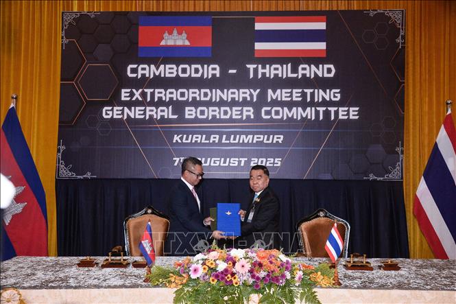 Trong cuộc họp đặc biệt của Ủy ban Biên giới chung diễn ra ngày 7/8/2025 tại Kuala Lumpur (Malaysia), Thái Lan và Campuchia đã đạt được thỏa thuận ngừng bắn. Cuộc họp do quyền Bộ trưởng Quốc phòng Thái Lan, Tướng Nattaphon Nakphanit, và Phó Thủ tướng kiêm Bộ trưởng Quốc phòng Campuchia, Tea Seiha, đồng chủ trì. Ảnh: THX/TTXVN