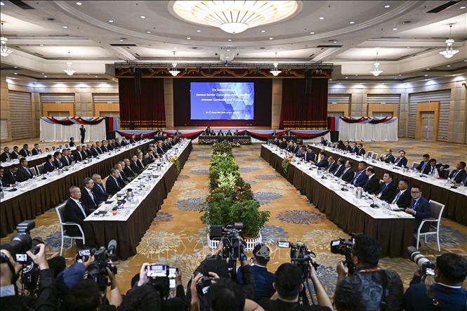 Trong cuộc họp đặc biệt của Ủy ban Biên giới chung diễn ra ngày 7/8/2025 tại Kuala Lumpur (Malaysia), Thái Lan và Campuchia đã đạt được thỏa thuận ngừng bắn. Cuộc họp do quyền Bộ trưởng Quốc phòng Thái Lan, Tướng Nattaphon Nakphanit, và Phó Thủ tướng kiêm Bộ trưởng Quốc phòng Campuchia, Tea Seiha, đồng chủ trì. Ảnh: THX/TTXVN