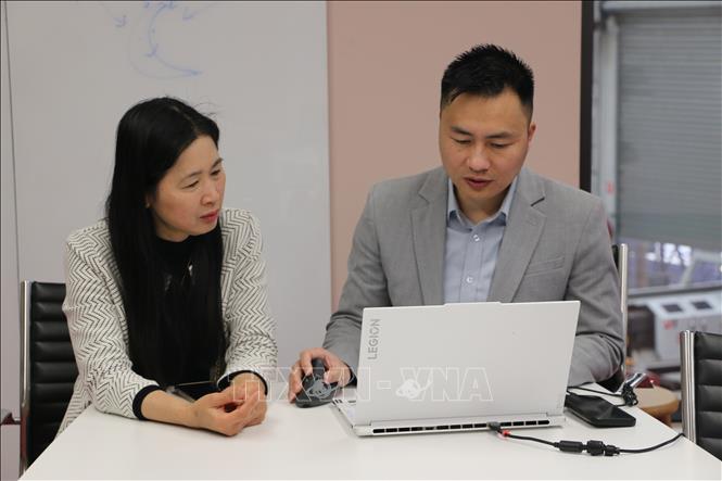 Chuyên gia AI Nguyễn Tuấn Nghĩa và Tiến sĩ Trần Hồng Vân (phải) thảo luận về dự án VietNEST. Ảnh: Lê Đạt - PV TTXVN tại Australia