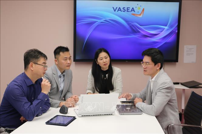 Đại diện các đơn vị tham gia dự án VietNEST thảo luận về những phương pháp tối ưu nhất nhằm cung cấp một môi trường học tiếng Việt sống động và giàu bản sắc tại Australia. Ảnh: Lê Đạt - PV TTXVN tại Australia