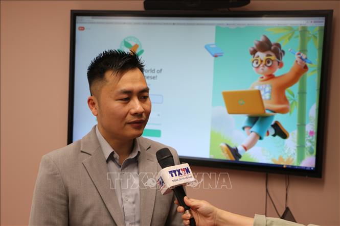 Ông Nguyễn Tuấn Nghĩa, chuyên gia AI và là thành viên của Hội Trí thức và Chuyên gia người Việt tại Australia (VASEA), giới thiệu với phóng viên TTXVN tại Australia về ứng dụng VietNEST. Ảnh: Lê Đạt - PV TTXVN tại Australia