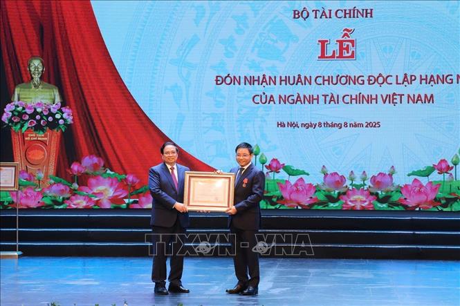 Thủ tướng Phạm Minh Chính trao Huân chương Lao động hạng Nhất cho Bộ trưởng Bộ Tài chính Nguyễn Văn Thắng. Ảnh: Phạm Hậu - TTXVN