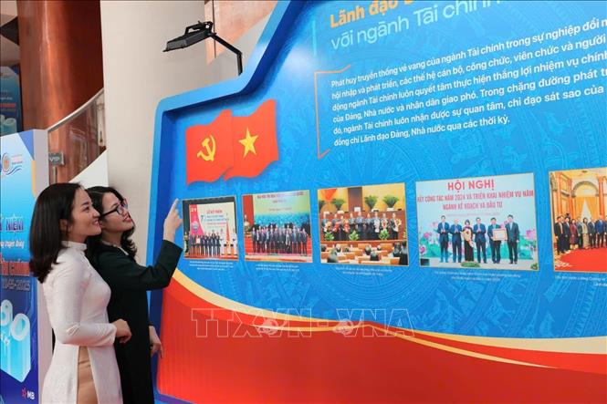 Đại biểu tham quan trưng bày thành tựu 80 năm của ngành Tài chính. Ảnh: Phạm Hậu - TTXVN
