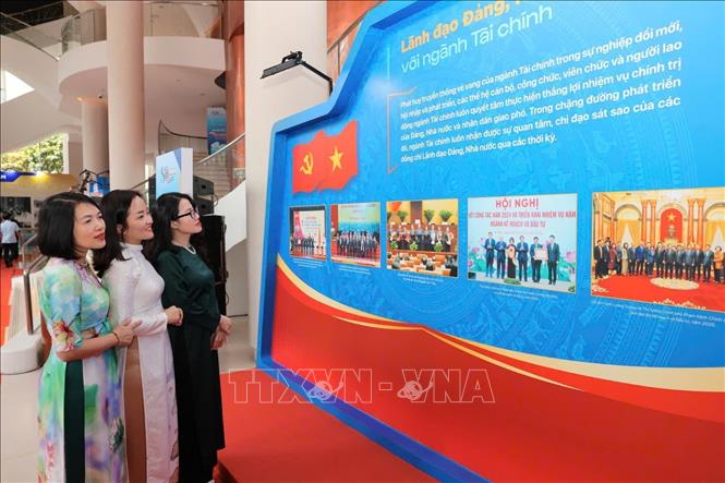 Đại biểu tham quan trưng bày thành tựu 80 năm của ngành Tài chính. Ảnh: Phạm Hậu - TTXVN