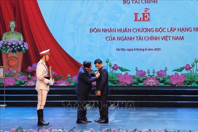 Thủ tướng Phạm Minh Chính trao Huân chương Lao động hạng Nhất cho Bộ trưởng Bộ Tài chính Nguyễn Văn Thắng. Ảnh: Phạm Hậu - TTXVN