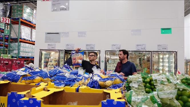 Người dân chọn mua hoa quả trong siêu thị bán buôn Costco tại thủ đô Mexico City, Mexico. Ảnh: Phi Hùng - PV TTXVN tại Mexico