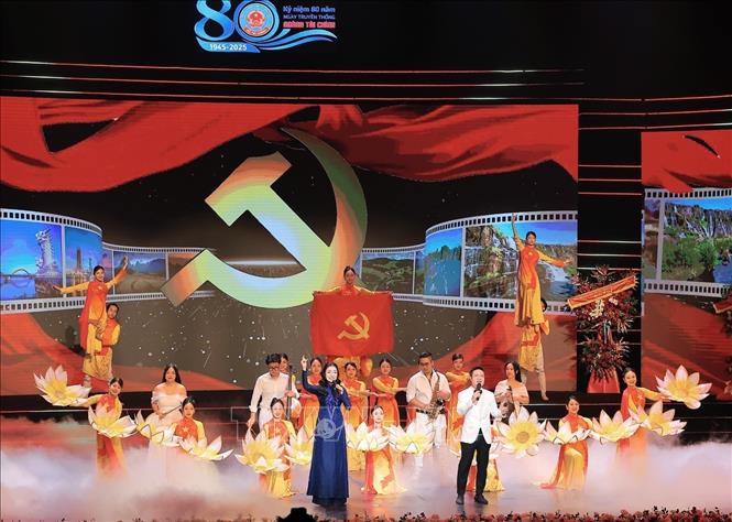 Văn nghệ chào mừng kỷ niệm 80 năm Ngày truyền thống ngành Tài chính. Ảnh: Phạm Hậu - TTXVN