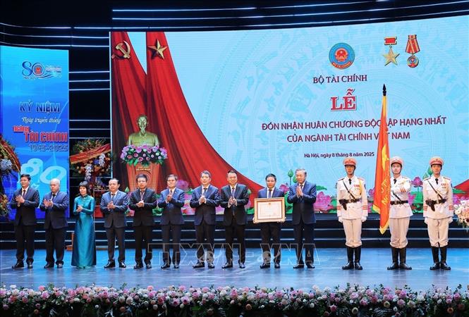 Tổng Bí thư Tô Lâm trao Huân chương Độc lập hạng Nhất cho ngành Tài chính. Ảnh: Phạm Hậu - TTXVN