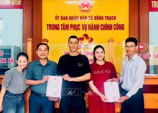 Cán bộ, công chức xã Đông Trạch (Quảng Trị) trao giấy Chứng nhận đăng ký kết hôn cho công dân trên địa bàn. Ảnh: TTXVN phát