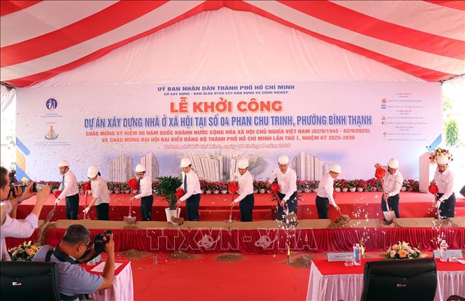 Nghị thức khởi công xây dựng 864 nhà ở xã hội cho các hộ dân bị ảnh hưởng bởi dự án Nạo vét, cải tạo môi trường, xây dựng hạ tầng rạch Xuyên Tâm. Ảnh: Thanh Vũ-TTXVN