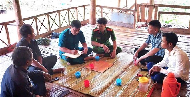 Chính quyền xã Thượng Trạch (Quảng Trị) và các lực lượng, đơn vị đóng trên địa bàn thường xuyên bám bản, đồng hành cùng người dân trong mọi hoạt động. Ảnh: TTXVN phát