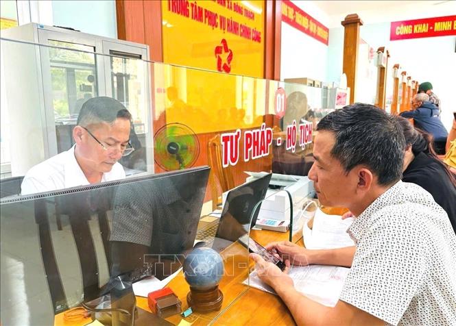 Sau hơn một tháng vận hành, Trung tâm phục vụ hành chính công xã Đông Trạch đã tiếp nhận hơn 1.400 hồ sơ, công khai 397 thủ tục hành chính, trả kết quả 857 hồ sơ và số hóa 957 hồ sơ. Ảnh: TTXVN phát