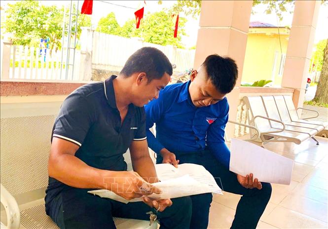 Đoàn viên, thanh niên xã Hướng Hiệp (Quảng Trị) nhiệt tình hỗ trợ người dân thực hiện các thủ tục hành chính. Ảnh: TTXVN phát