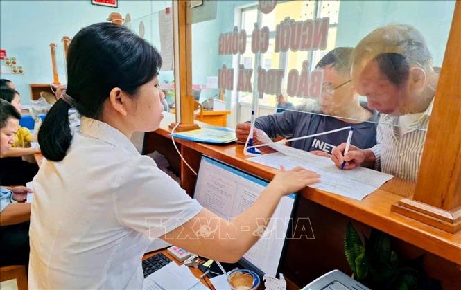 Cán bộ, công chức xã Đông Trạch (Quảng Trị) hướng dẫn các thủ tục hành chính cho người dân đến giao dịch. Ảnh: TTXVN phát