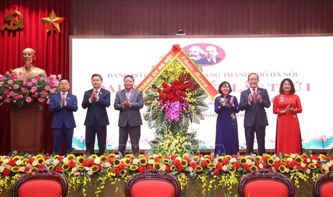 Bí thư Thành uỷ Hà Nội Bùi Thị Minh Hoài tặng hoa chúc mừng Đại hội. Ảnh: Văn Điệp – TTXVN