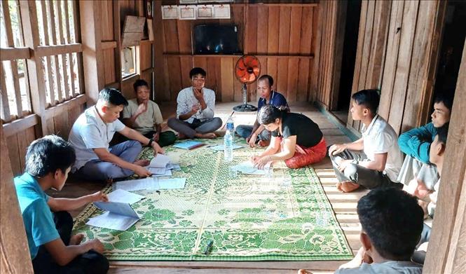 Chính quyền xã Thượng Trạch (Quảng Trị) và các lực lượng, đơn vị đóng trên địa bàn thường xuyên bám bản, đồng hành cùng người dân trong mọi hoạt động. Ảnh: TTXVN phát