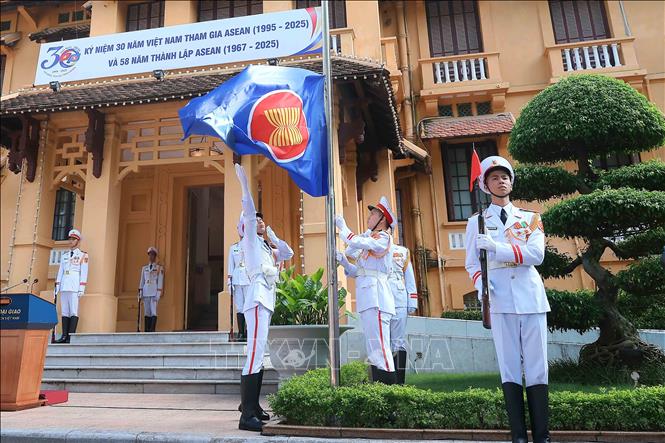 A view of the ASEAN flag-hoisting ceremony. VNA Photo: An Đăng