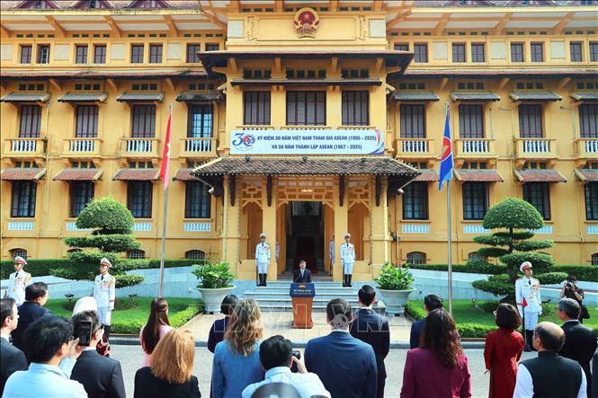 A view of the flag-hoisting ceremony. VNA Photo: An Đăng