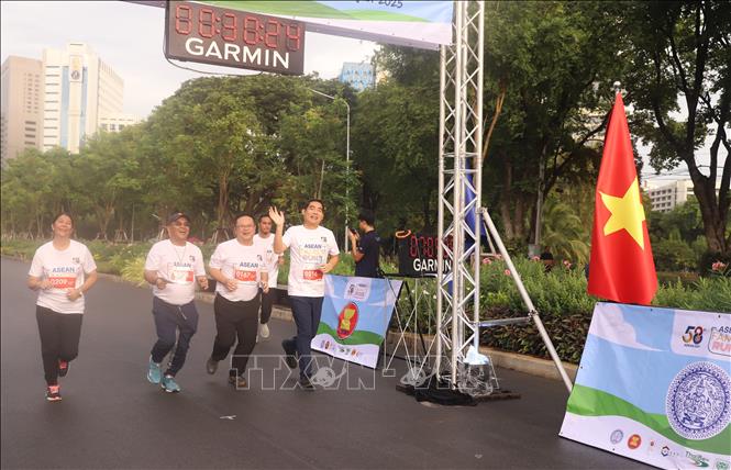 Đại sứ Phạm Việt Hùng (ngoài cùng bên phải) hoàn thành quãng đường chạy 2,5 km tại sự kiện. Ảnh: Đỗ Sinh – P/v TTXVN tại Thái Lan
