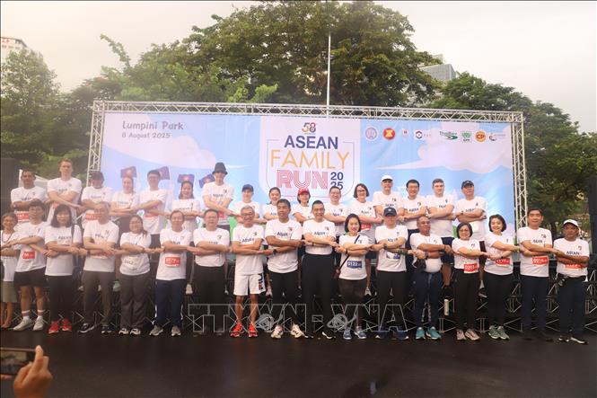 Các đại biểu chụp ảnh lưu niệm kết vòng tay đặc trưng ASEAN. Ảnh: Đỗ Sinh – P/v TTXVN tại Thái Lan

