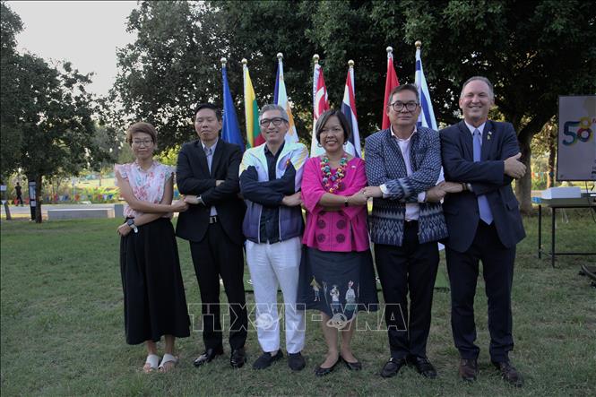 Các đại biểu thực hiên nghi lễ vòng tay theo kiểu ASEAN. Ảnh: TTXVN phát