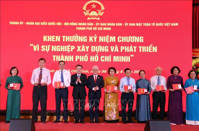 Trao tặng Kỷ niệm chương “Vì sự nghiệp xây dựng và phát triển Thành phố Hồ Chí Minh” cho một số đại biểu Quốc hội thuộc Đoàn đại biểu Quốc hội TP. Hồ Chí Minh các khóa. Ảnh: Xuân Khu-TTXVN